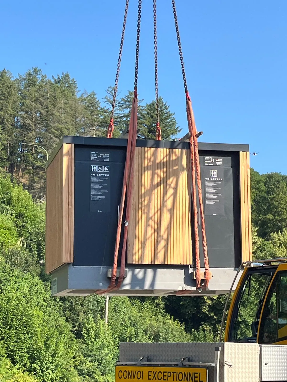 Grutage d'un sanitaire