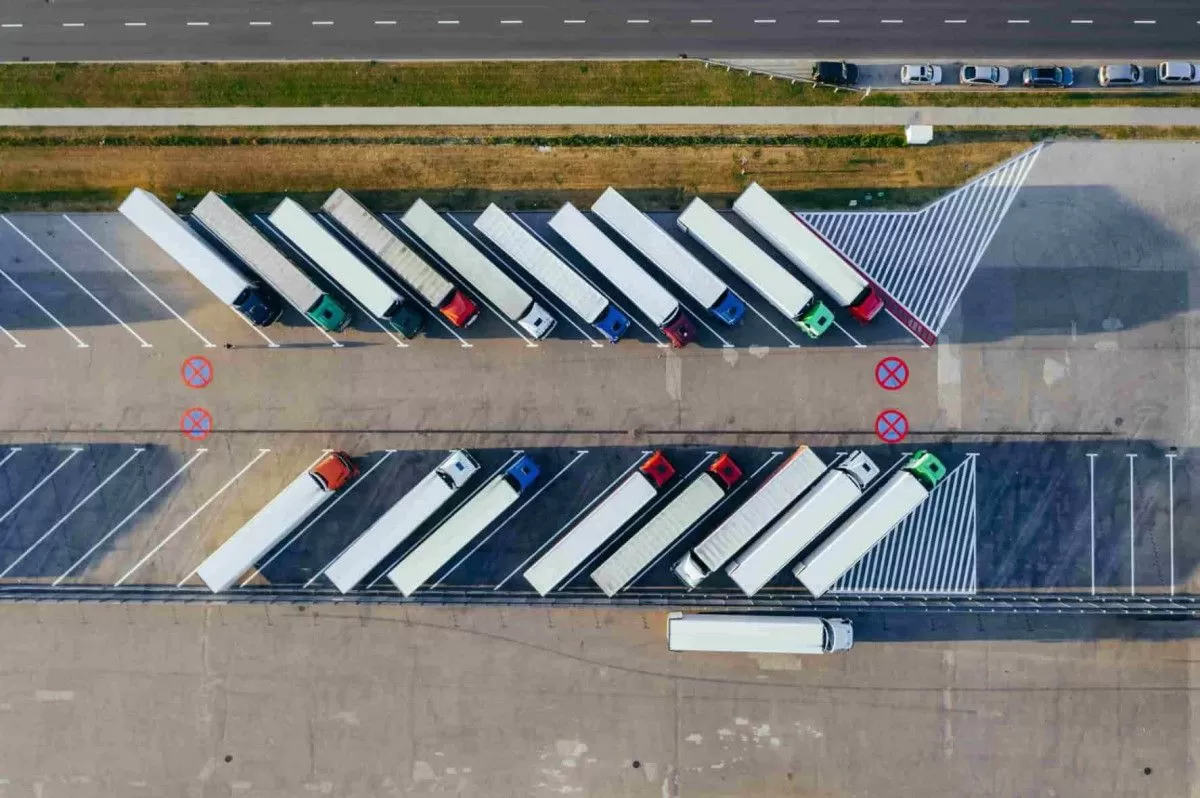 Camions garés sur un parking routier, vue du ciel
