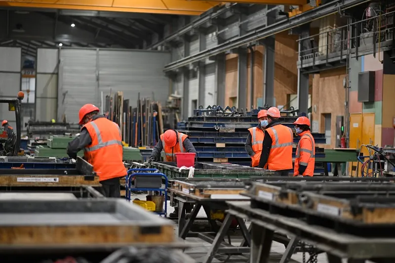 Les équipes Francioli Deux ouvriers équipés en plein travail