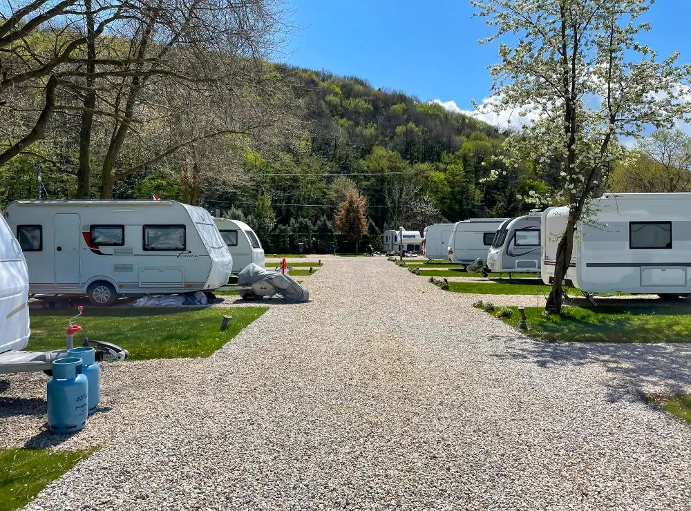 Végétalisation des aires d’accueil : solutions pour les collectivités Camping caravaning en pleine nature avec roulottes